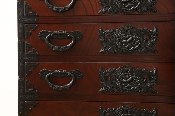 中古　美品　欅産業　漆塗り　迫力たっぷりの牡丹金具が付いた仙台箪笥(小箪笥、収納箪笥、引き出し、サイドチェスト)(R-056612)