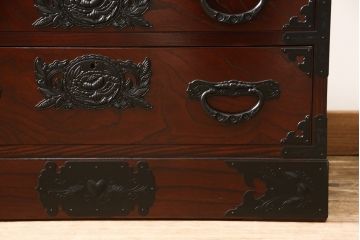 中古　美品　欅産業　漆塗り　迫力たっぷりの牡丹金具が付いた仙台箪笥(小箪笥、収納箪笥、引き出し、サイドチェスト)(R-056612)