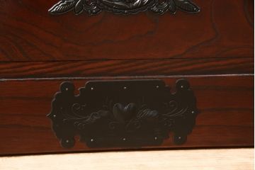 中古　美品　欅産業　漆塗り　迫力たっぷりの牡丹金具が付いた仙台箪笥(小箪笥、収納箪笥、引き出し、サイドチェスト)(R-056612)