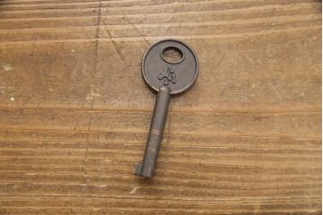 中古　美品　欅産業　漆塗り　迫力たっぷりの牡丹金具が付いた仙台箪笥(小箪笥、収納箪笥、引き出し、サイドチェスト)(R-056612)