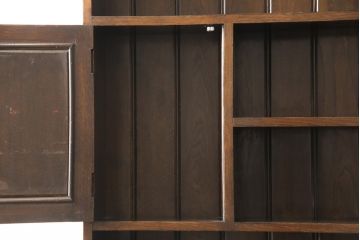 イギリスティーク　オーク材　上手物　レリーフなどの装飾が美しい上質なカップボード(キャビネット、食器棚、飾り棚)(R-056615)