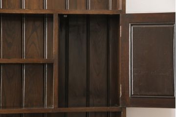 イギリスティーク　オーク材　上手物　レリーフなどの装飾が美しい上質なカップボード(キャビネット、食器棚、飾り棚)(R-056615)