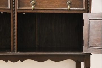 イギリスティーク　オーク材　上手物　レリーフなどの装飾が美しい上質なカップボード(キャビネット、食器棚、飾り棚)(R-056615)