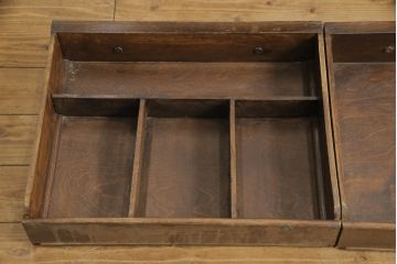 イギリスティーク　オーク材　上手物　レリーフなどの装飾が美しい上質なカップボード(キャビネット、食器棚、飾り棚)(R-056615)