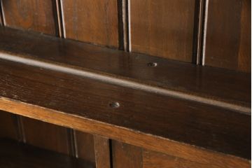 イギリスティーク　オーク材　上手物　レリーフなどの装飾が美しい上質なカップボード(キャビネット、食器棚、飾り棚)(R-056615)