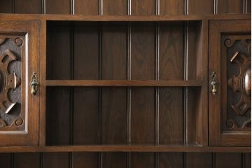 イギリスティーク　オーク材　上手物　レリーフなどの装飾が美しい上質なカップボード(キャビネット、食器棚、飾り棚)(R-056615)
