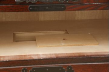 中古　美品　欅産業　牡丹金具付き　着物収納に便利な仙台呉服箪笥(仙台箪笥、衣装箪笥、引き出し)(定価約43万円)(R-056616)