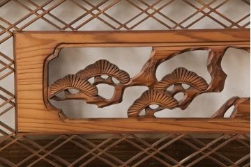 アンティーク建具　松竹梅　二重菱の組子入り彫刻欄間2枚セット(明かり取り、明り取り)(R-056617)
