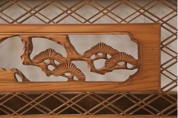アンティーク建具　松竹梅　二重菱の組子入り彫刻欄間2枚セット(明かり取り、明り取り)(R-056617)