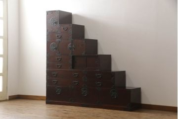 中古　特大サイズ　仙台箪笥　欅産業　六尺　漆塗りの木肌に美しい牡丹金具が映える階段箪笥(和箪笥、民芸箪笥、タンス)(定価約110万円)(R-056633)