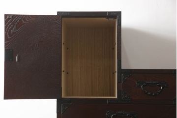 中古　特大サイズ　仙台箪笥　欅産業　六尺　漆塗りの木肌に美しい牡丹金具が映える階段箪笥(和箪笥、民芸箪笥、タンス)(定価約110万円)(R-056633)