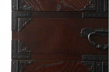 中古　特大サイズ　仙台箪笥　欅産業　六尺　漆塗りの木肌に美しい牡丹金具が映える階段箪笥(和箪笥、民芸箪笥、タンス)(定価約110万円)(R-056633)
