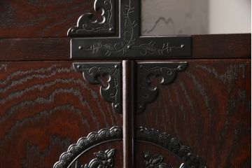中古　特大サイズ　仙台箪笥　欅産業　六尺　漆塗りの木肌に美しい牡丹金具が映える階段箪笥(和箪笥、民芸箪笥、タンス)(定価約110万円)(R-056633)