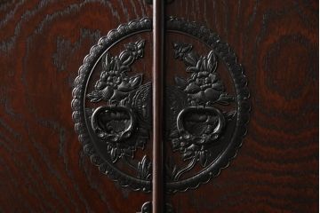 中古　特大サイズ　仙台箪笥　欅産業　六尺　漆塗りの木肌に美しい牡丹金具が映える階段箪笥(和箪笥、民芸箪笥、タンス)(定価約110万円)(R-056633)
