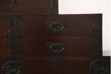 中古　特大サイズ　仙台箪笥　欅産業　六尺　漆塗りの木肌に美しい牡丹金具が映える階段箪笥(和箪笥、民芸箪笥、タンス)(定価約110万円)(R-056633)