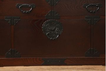 中古　特大サイズ　仙台箪笥　欅産業　六尺　漆塗りの木肌に美しい牡丹金具が映える階段箪笥(和箪笥、民芸箪笥、タンス)(定価約110万円)(R-056633)