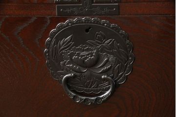 中古　特大サイズ　仙台箪笥　欅産業　六尺　漆塗りの木肌に美しい牡丹金具が映える階段箪笥(和箪笥、民芸箪笥、タンス)(定価約110万円)(R-056633)