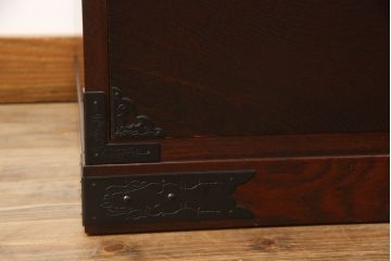 中古　特大サイズ　仙台箪笥　欅産業　六尺　漆塗りの木肌に美しい牡丹金具が映える階段箪笥(和箪笥、民芸箪笥、タンス)(定価約110万円)(R-056633)