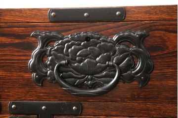 中古　美品　秋田県　川連漆民芸箪笥　職人技が光る重厚な佇まいのがんこ箪笥(定価54万円)(R-056639)