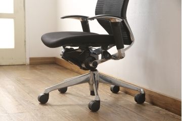 中古　オカムラ(OKAMURA)　アルミポリッシュ　デスクチェアに人気のバロンチェア(Baron)(オフィスチェア、ワークチェア、椅子)(定価約17万円)(R-056671)