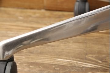 中古　オカムラ(OKAMURA)　アルミポリッシュ　デスクチェアに人気のバロンチェア(Baron)(オフィスチェア、ワークチェア、椅子)(定価約17万円)(R-056671)