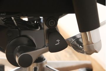 中古　オカムラ(OKAMURA)　アルミポリッシュ　デスクチェアに人気のバロンチェア(Baron)(オフィスチェア、ワークチェア、椅子)(定価約17万円)(R-056671)