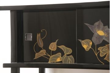 中古　美品　輪島塗り　花の蒔絵が美しい飾り棚(茶棚、キャビネット)(定価推定300万円)(R-056675)