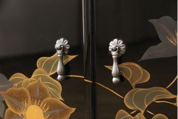 中古　美品　輪島塗り　花の蒔絵が美しい飾り棚(茶棚、キャビネット)(定価推定300万円)(R-056675)