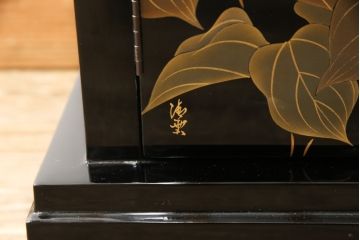 中古　美品　輪島塗り　花の蒔絵が美しい飾り棚(茶棚、キャビネット)(定価推定300万円)(R-056675)