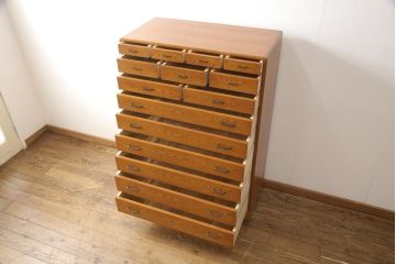 中古　美品　上手物　国産工芸家具　欅材　上品な佇まいの中桐箪笥(和服タンス、小袖たんす、チェスト)(R-056710)