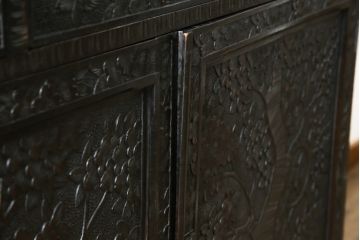 ビンテージ　軽井沢彫り　ダイナミックな桜の彫刻が目を引くサイドボード(収納棚、キャビネット、戸棚、ヴィンテージ)(R-056711)