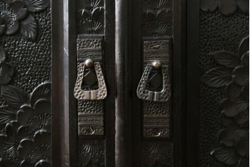 ビンテージ　軽井沢彫り　ダイナミックな桜の彫刻が目を引くサイドボード(収納棚、キャビネット、戸棚、ヴィンテージ)(R-056711)