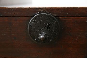 和製アンティーク　三方栗材　引き出しがたっぷり付いた桜金具の両袖机(文机、座机、デスク、在宅用、在宅ワーク)(R-056712)