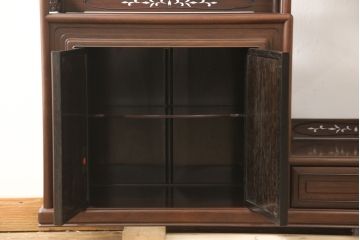 中古　伝統工芸　大阪唐木指物　漆塗り　紫檀(シタン)材製　在銘萬翠　扇の彫刻入りの飾り棚(茶棚、キャビネット)(R-056714)