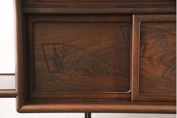 中古　伝統工芸　大阪唐木指物　漆塗り　紫檀(シタン)材製　在銘萬翠　扇の彫刻入りの飾り棚(茶棚、キャビネット)(R-056714)