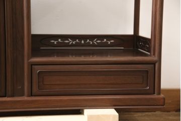 中古　伝統工芸　大阪唐木指物　漆塗り　紫檀(シタン)材製　在銘萬翠　扇の彫刻入りの飾り棚(茶棚、キャビネット)(R-056714)