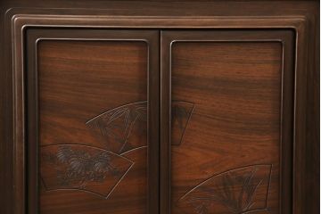 中古　伝統工芸　大阪唐木指物　漆塗り　紫檀(シタン)材製　在銘萬翠　扇の彫刻入りの飾り棚(茶棚、キャビネット)(R-056714)