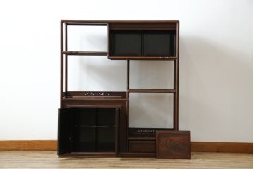 中古　伝統工芸　大阪唐木指物　漆塗り　紫檀(シタン)材製　在銘萬翠　扇の彫刻入りの飾り棚(茶棚、キャビネット)(R-056714)