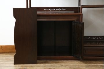 中古　伝統工芸　大阪唐木指物　漆塗り　紫檀(シタン)材製　在銘萬翠　扇の彫刻入りの飾り棚(茶棚、キャビネット)(R-056714)