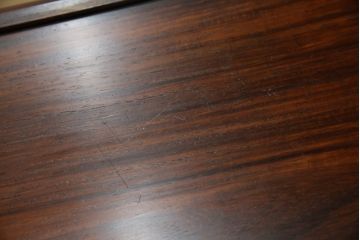 中古　伝統工芸　大阪唐木指物　漆塗り　紫檀(シタン)材製　在銘萬翠　扇の彫刻入りの飾り棚(茶棚、キャビネット)(R-056714)