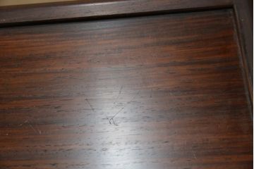 中古　伝統工芸　大阪唐木指物　漆塗り　紫檀(シタン)材製　在銘萬翠　扇の彫刻入りの飾り棚(茶棚、キャビネット)(R-056714)
