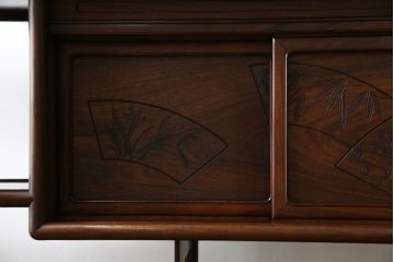 中古　伝統工芸　大阪唐木指物　漆塗り　紫檀(シタン)材製　在銘萬翠　扇の彫刻入りの飾り棚(茶棚、キャビネット)(R-056714)