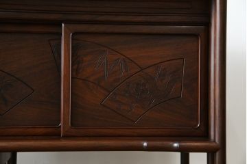 中古　伝統工芸　大阪唐木指物　漆塗り　紫檀(シタン)材製　在銘萬翠　扇の彫刻入りの飾り棚(茶棚、キャビネット)(R-056714)