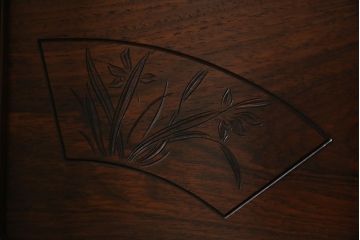 中古　伝統工芸　大阪唐木指物　漆塗り　紫檀(シタン)材製　在銘萬翠　扇の彫刻入りの飾り棚(茶棚、キャビネット)(R-056714)