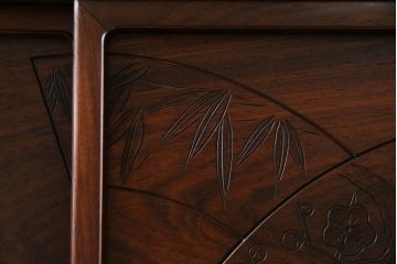 中古　伝統工芸　大阪唐木指物　漆塗り　紫檀(シタン)材製　在銘萬翠　扇の彫刻入りの飾り棚(茶棚、キャビネット)(R-056714)