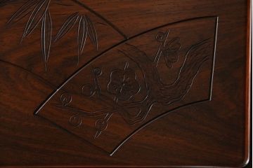 中古　伝統工芸　大阪唐木指物　漆塗り　紫檀(シタン)材製　在銘萬翠　扇の彫刻入りの飾り棚(茶棚、キャビネット)(R-056714)