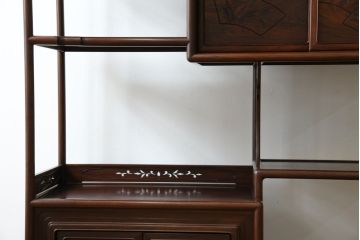 中古　伝統工芸　大阪唐木指物　漆塗り　紫檀(シタン)材製　在銘萬翠　扇の彫刻入りの飾り棚(茶棚、キャビネット)(R-056714)