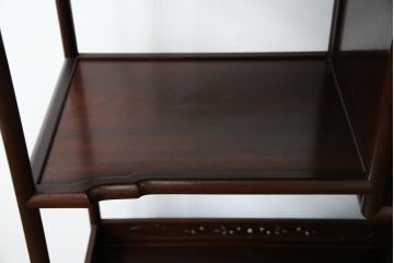 中古　伝統工芸　大阪唐木指物　漆塗り　紫檀(シタン)材製　在銘萬翠　扇の彫刻入りの飾り棚(茶棚、キャビネット)(R-056714)