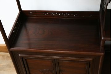 中古　伝統工芸　大阪唐木指物　漆塗り　紫檀(シタン)材製　在銘萬翠　扇の彫刻入りの飾り棚(茶棚、キャビネット)(R-056714)