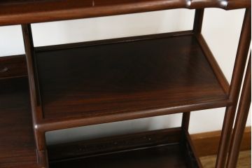 中古　伝統工芸　大阪唐木指物　漆塗り　紫檀(シタン)材製　在銘萬翠　扇の彫刻入りの飾り棚(茶棚、キャビネット)(R-056714)